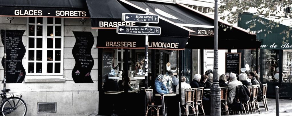 Vue d'un café dans une rue parisienne