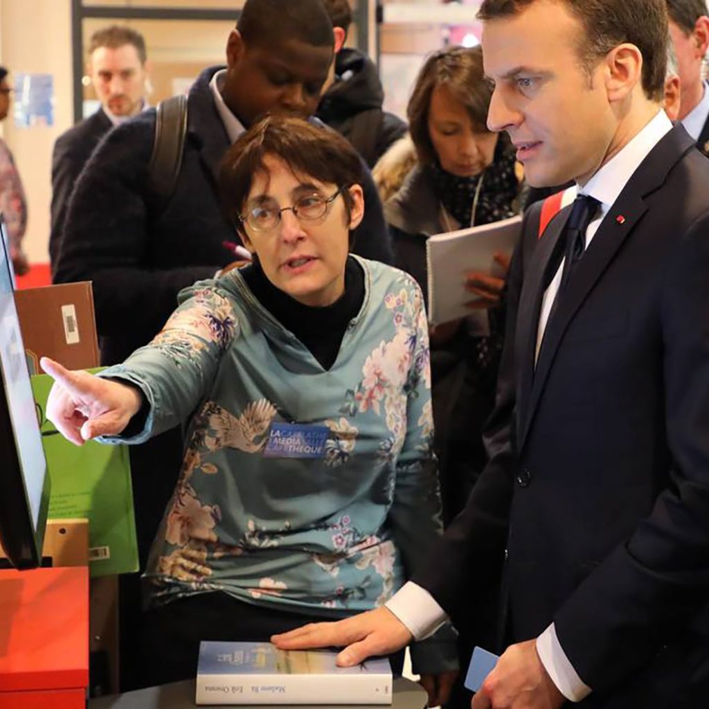 Emmanuel Macron et François Nyssen en visite d'une bibliothèque