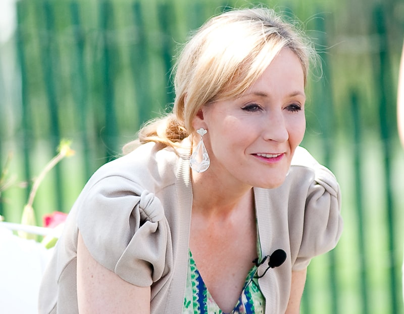 Portrait photo de l'auteure J.K Rowling