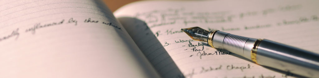 Photo d'un stylo plume et d'écriture dans un cahier