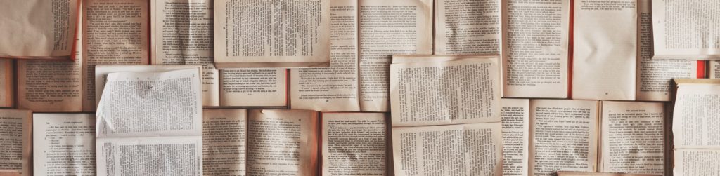 Photo de plusieurs livres ouverts qui se chevauchent