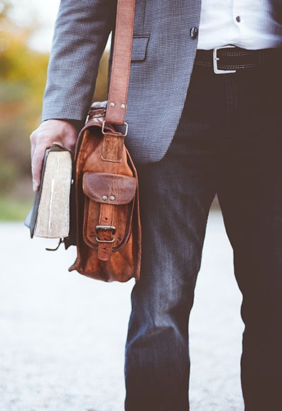 Photo en gros plan d'un homme tenant un livre dans sa main