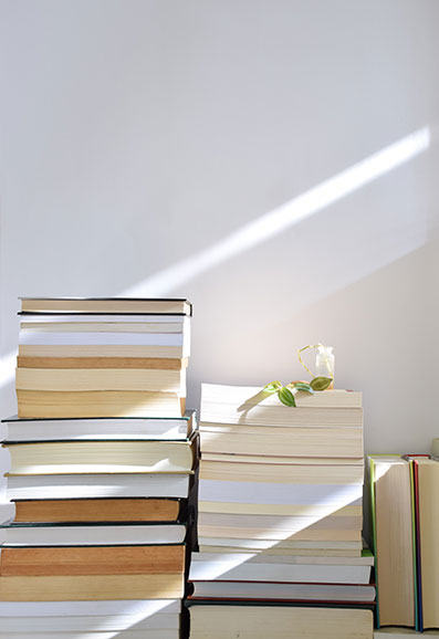 Photo de piles de livres sur fond blanc