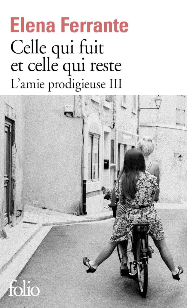Couverture du roman "Celle qui fuit et celle qui reste" au format poche